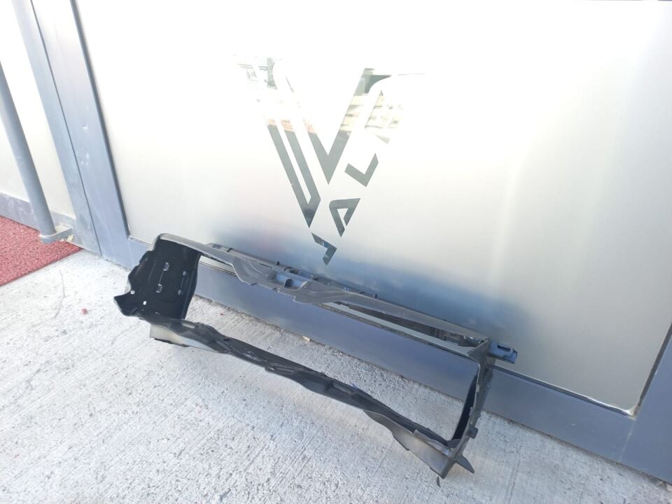 BMW 3 SERİSİ RADYATÖR ÜST HAVA KANALI F30 YAN SANAYİ