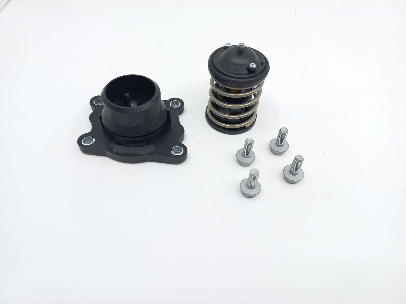 BMW 3-5 SERİSİ TERMOSTAT YUVASI KAPAKLI E87.E90.E60 FEBİ