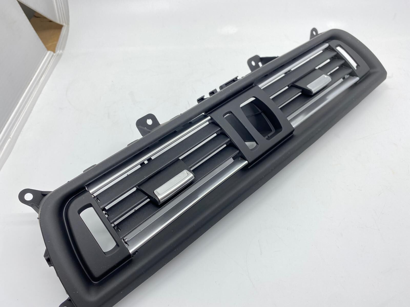 BMW 5 SERİSİ GÖĞÜS ORTA HAVALANDIRMA IZGARASI NİKELAJLI F10.F11.F18 YAN SANAYİ