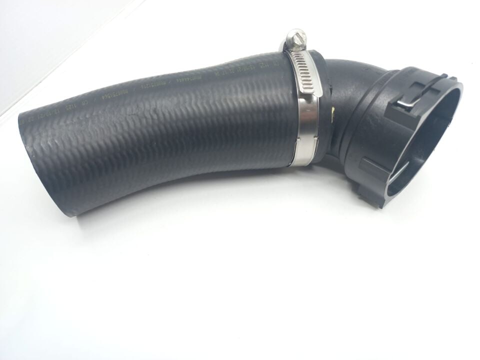 BMW 5 SERİSİ TURBO HORTUMU ÜSTE GELEN E60.520d. YAN SANAYİ