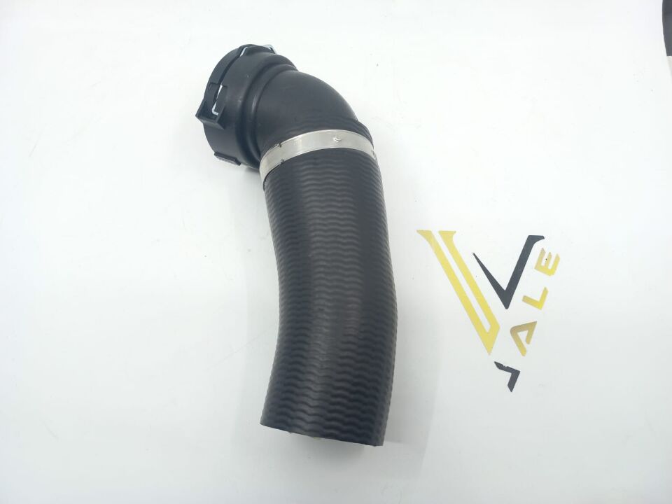 BMW 5 SERİSİ TURBO HORTUMU ÜSTE GELEN E60.520d. YAN SANAYİ