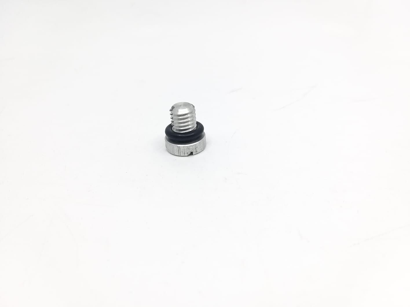 BMW 3-5 SERİSİ RADYATÖR HAVA ALMA TAPASI METAL - KALIN DİŞ - E36.E46.E90.E60.X3.X1 YAN SANAYİ