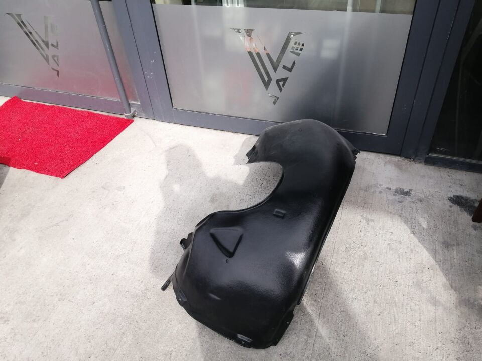 BMW 7 SERİSİ ÖN ÇAMURLUK DAVLUMBAZI - R - E65.E66.E67 YAN SANAYİ