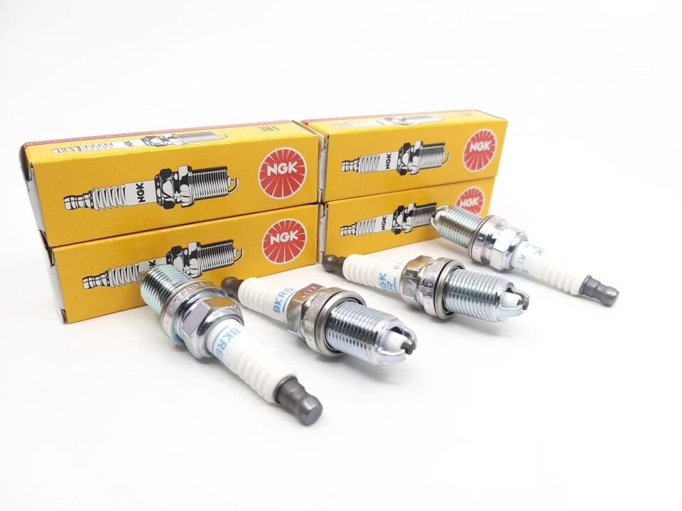 BMW 3 - 5 SERİSİ ATEŞLEME BUJİSİ 2288 4 ADET E30.E36.E39.M40.M43.M50.M52 4 LÜ NGK