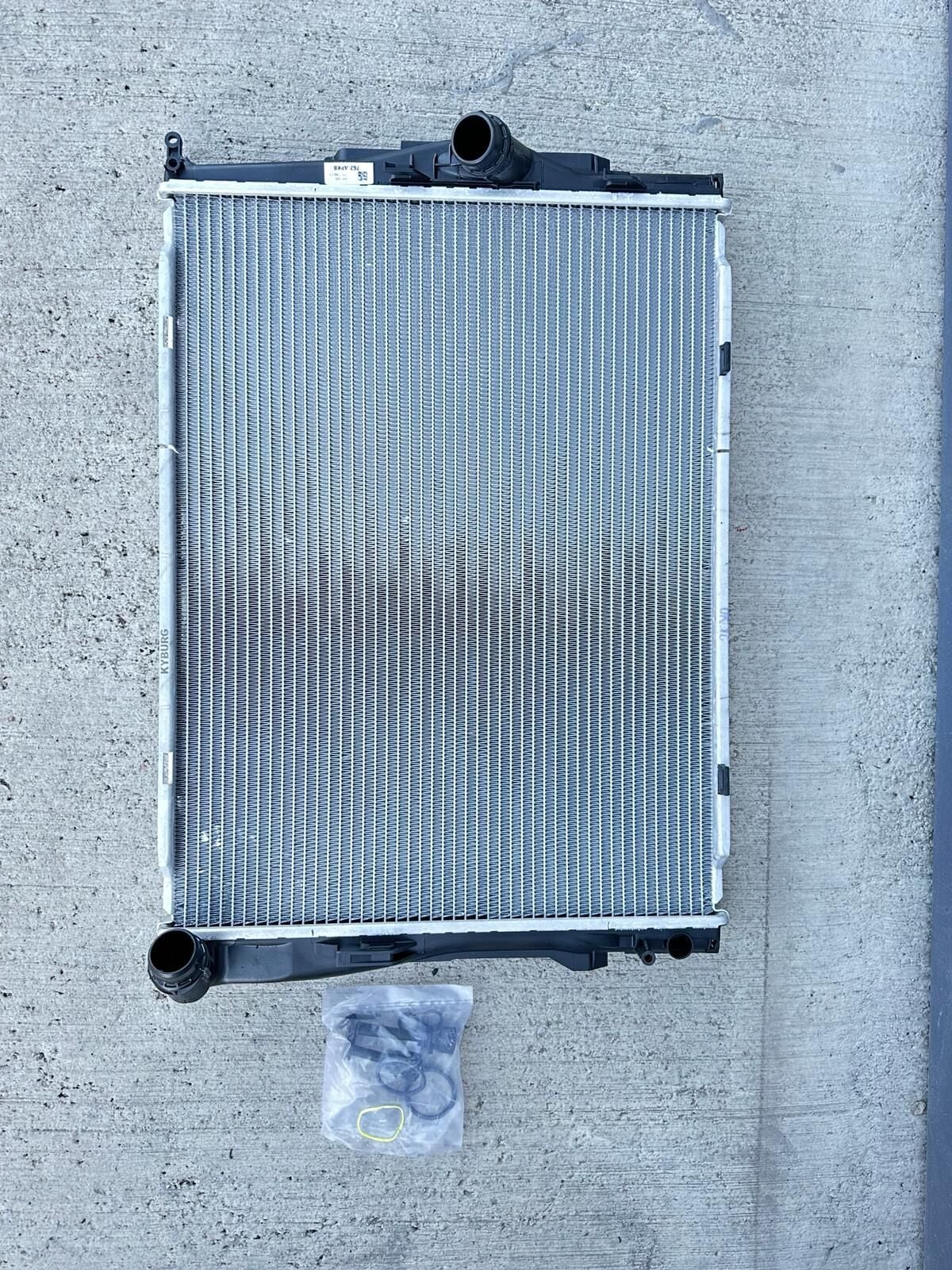 BMW 1-3 SERİSİ SU RADYATÖRÜ - OTOMATİK - 2 ÇIKIŞLI E87.E90.E92 YAN SANAYİ