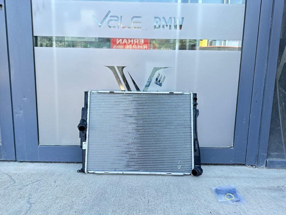 BMW 1-3 SERİSİ SU RADYATÖRÜ - OTOMATİK - 2 ÇIKIŞLI E87.E90.E92 YAN SANAYİ
