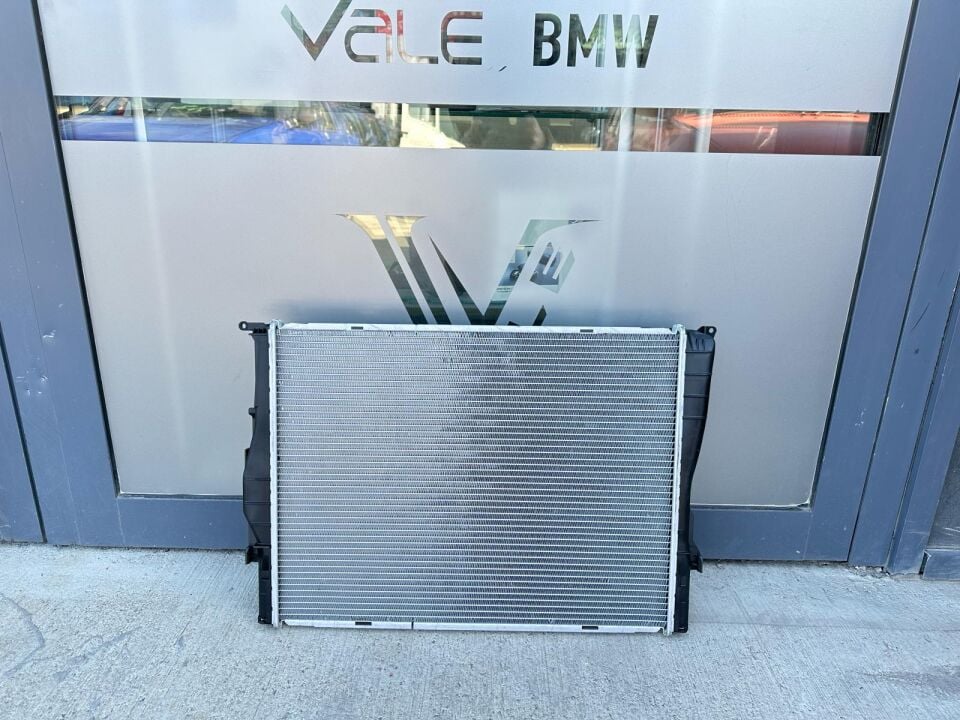 BMW 1-3 SERİSİ SU RADYATÖRÜ - OTOMATİK - 2 ÇIKIŞLI E87.E90.E92 YAN SANAYİ