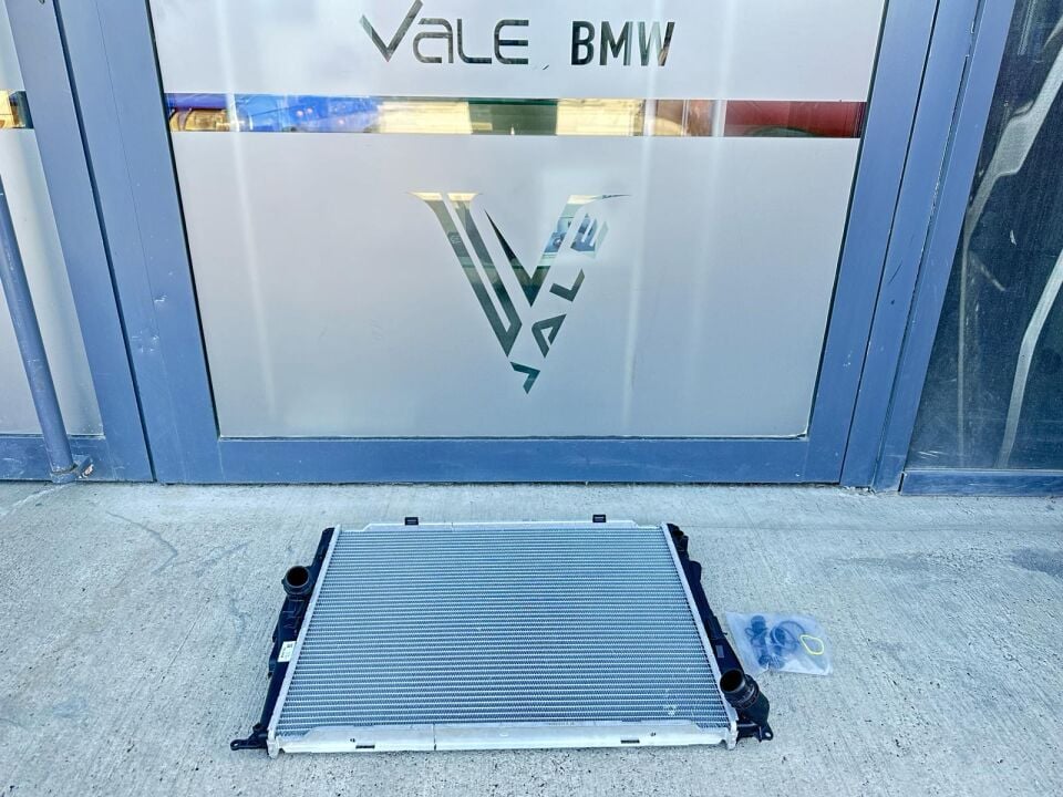 BMW 1-3 SERİSİ SU RADYATÖRÜ - OTOMATİK - 2 ÇIKIŞLI E87.E90.E92 YAN SANAYİ