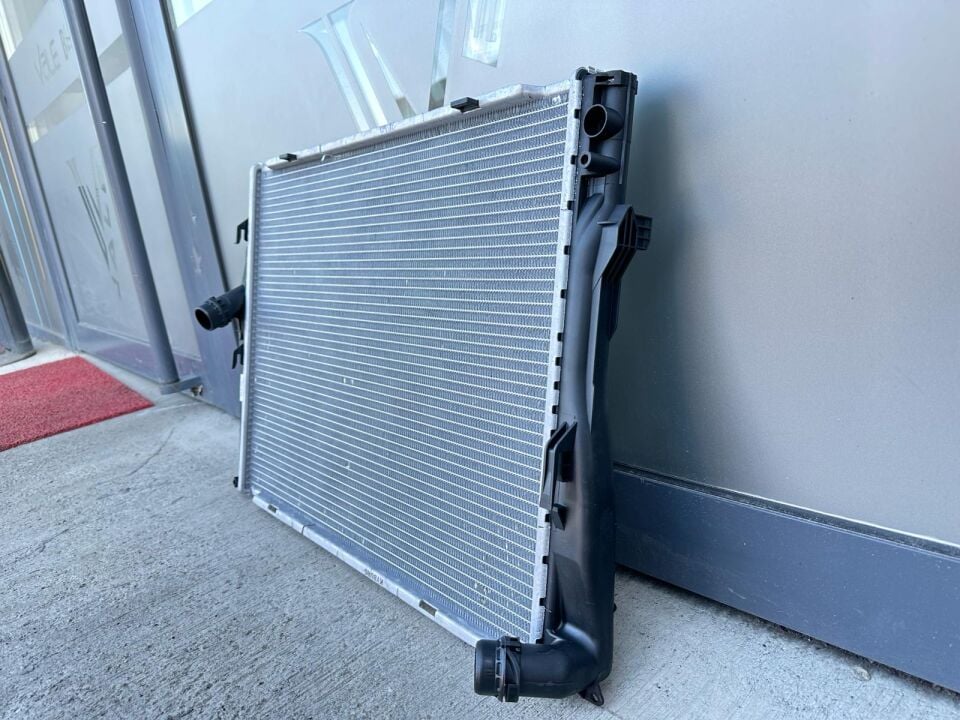 BMW 1-3 SERİSİ SU RADYATÖRÜ - OTOMATİK - 2 ÇIKIŞLI E87.E90.E92 YAN SANAYİ