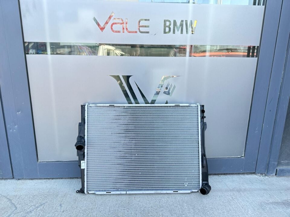 BMW 1-3 SERİSİ SU RADYATÖRÜ - OTOMATİK - 2 ÇIKIŞLI E87.E90.E92 YAN SANAYİ