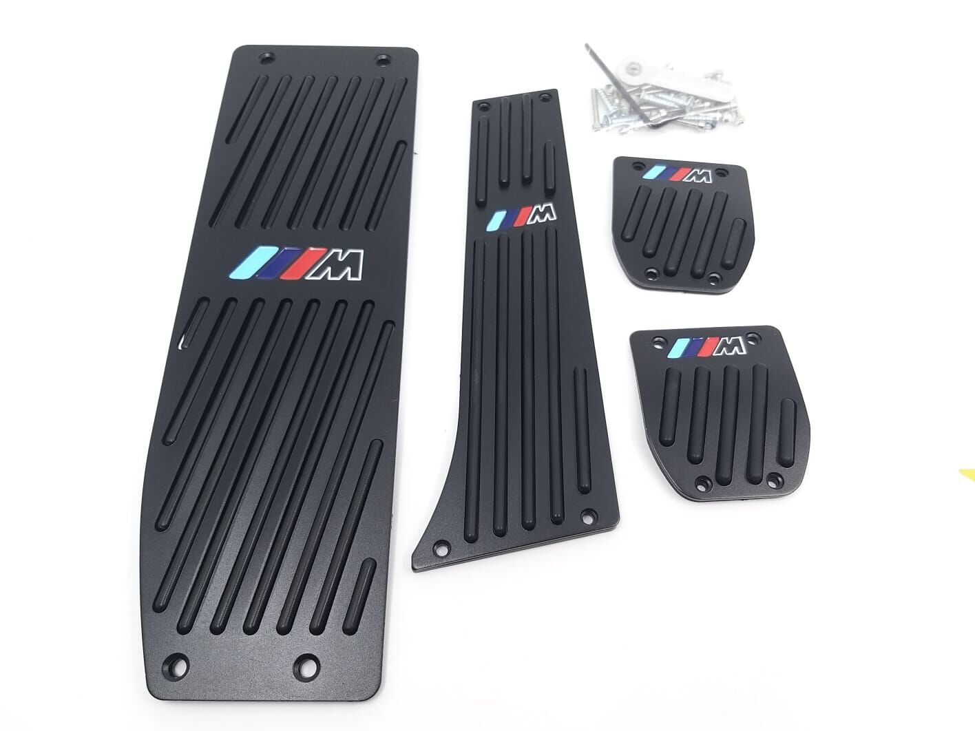 BMW 1-3 SERİSİ PEDAL SETİ - DÜZ VİTES - M LOGOLU - SİYAH E30.E34.E36.E39.E46.E87.E90. YAN SANAYİ