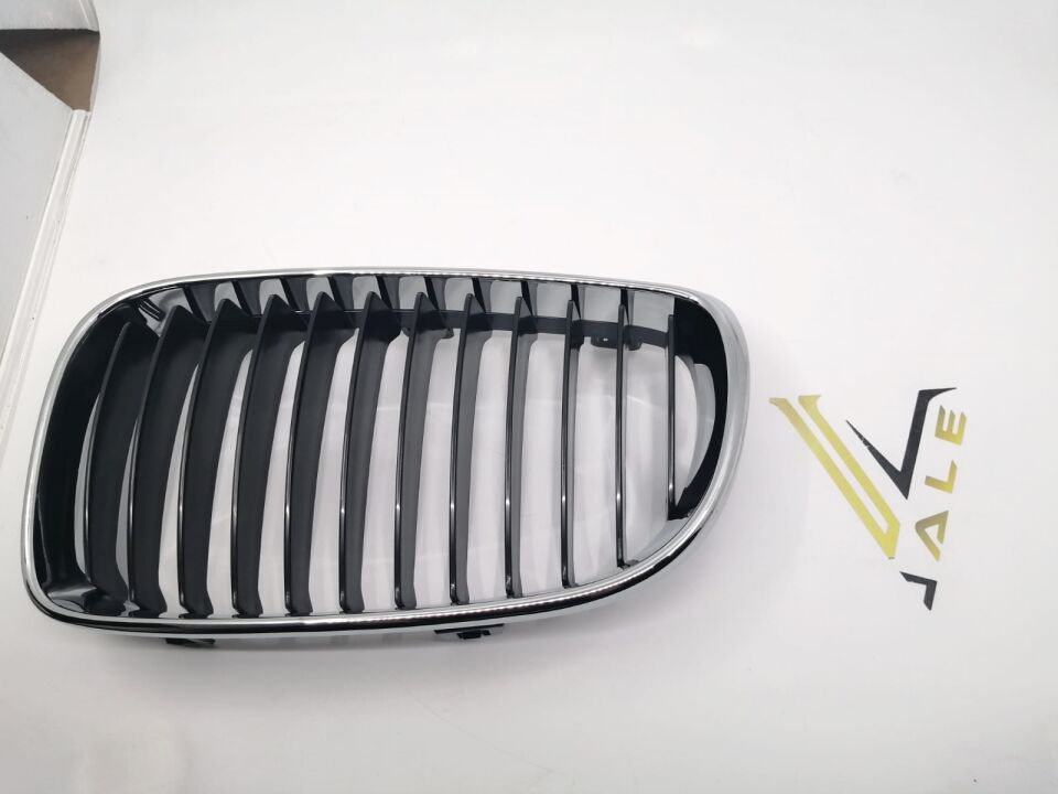 BMW 1 SERİSİ ÖN PANJUR - L - DIŞI KROM İÇİ SİYAH - E87.LCI YAN SANAYİ