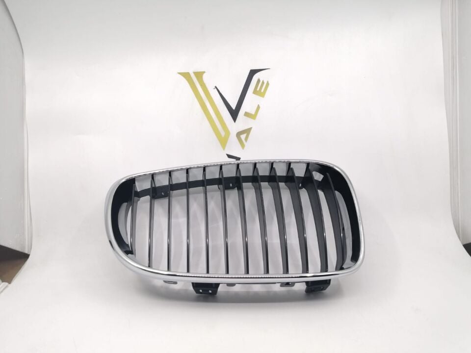 BMW 1 SERİSİ ÖN PANJUR - R - DIŞI KROM İÇİ SİYAH - E87.LCI YAN SANAYİ