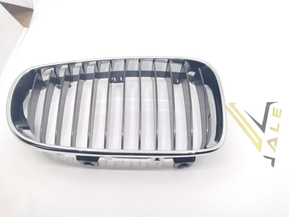 BMW 1 SERİSİ ÖN PANJUR - R - DIŞI KROM İÇİ SİYAH - E87.LCI YAN SANAYİ