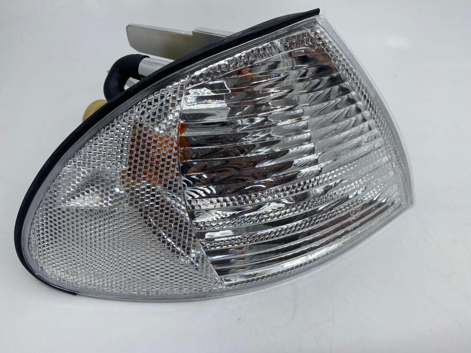 BMW 3 SERİSİ ÖN SİNYAL LAMBASI - R - SAĞ - BEYAZ - E46/4 YAN SANAYİ