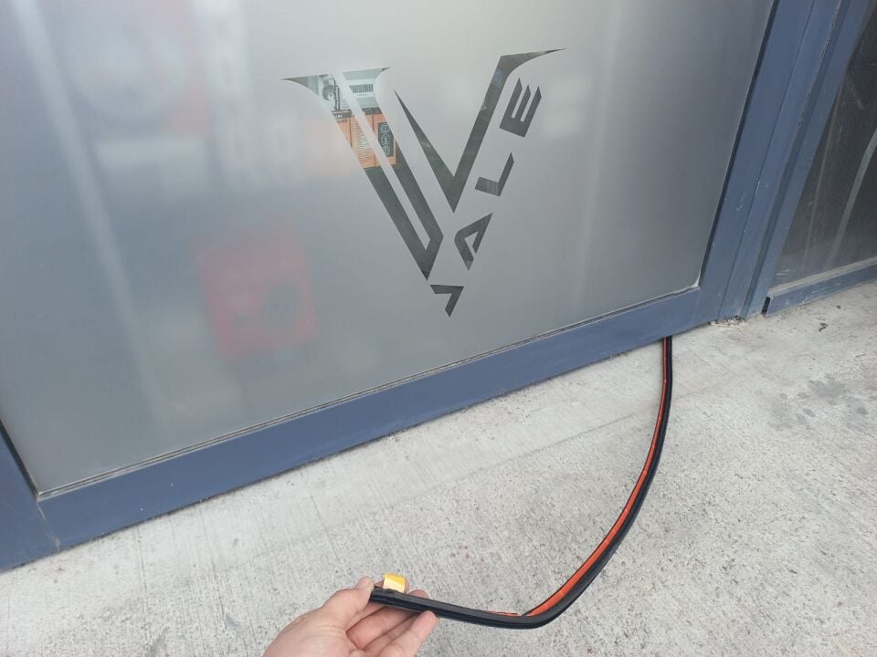 BMW 3 SERİSİ ÖN CAM ÜST LASTİĞİ E90 ORJ