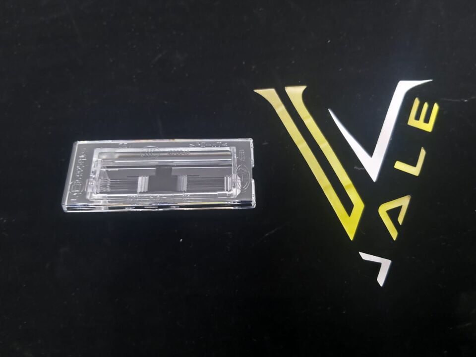 BMW X3 SERİSİ PLAKA AYDINLATMA CAMI X3.X5.>09/01 ORJİNAL