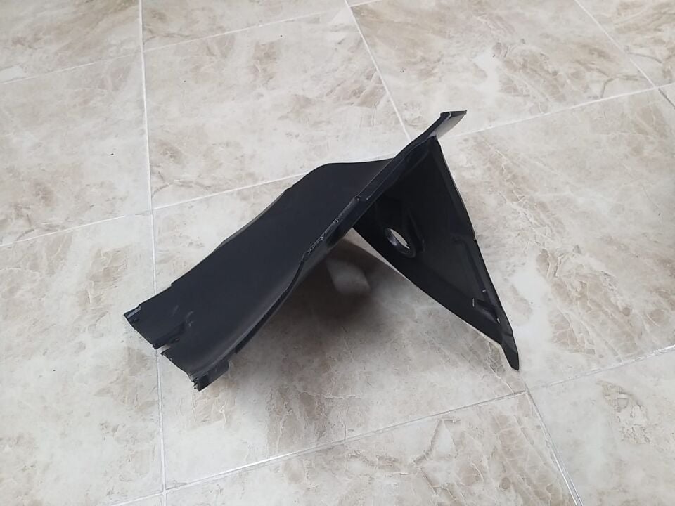 BMW 3 SERİSİ ÖN ÇAMURLUK UC DAVLUMBAZI - R - E46/4.E46/2 YAN SANAYİ