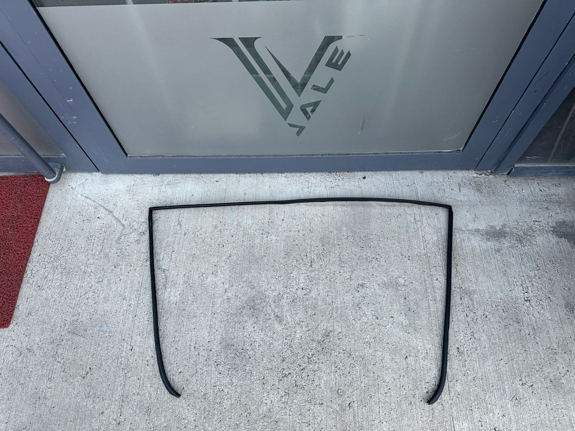 BMW 5 SERİSİ ARKA CAM ÜST FİTİLİ LASTİĞİ E60.LCI YAN SANAYİ