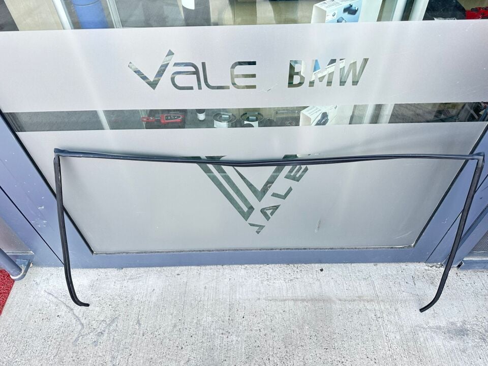 BMW 5 SERİSİ ARKA CAM ÜST FİTİLİ LASTİĞİ E60.LCI YAN SANAYİ