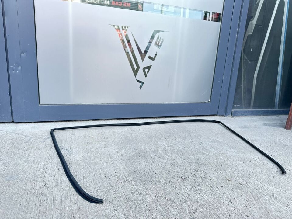 BMW 5 SERİSİ ARKA CAM ÜST FİTİLİ LASTİĞİ E60.LCI YAN SANAYİ