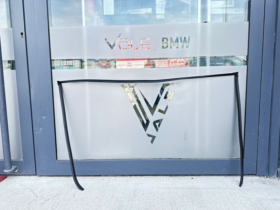 BMW 5 SERİSİ ARKA CAM ÜST FİTİLİ LASTİĞİ E60.LCI YAN SANAYİ