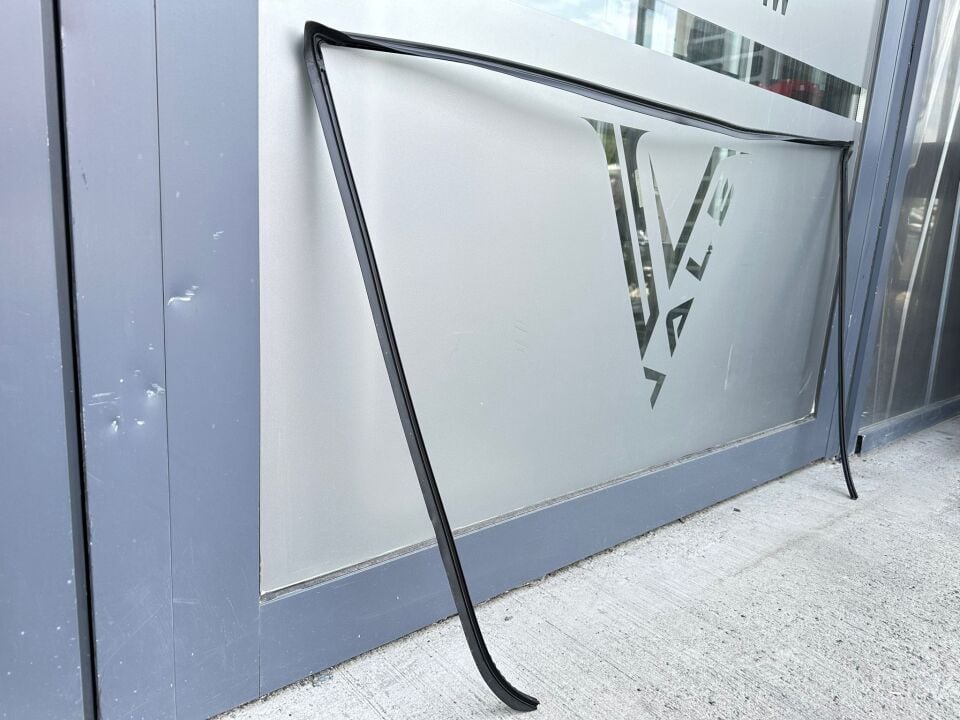 BMW 5 SERİSİ ARKA CAM ÜST FİTİLİ LASTİĞİ E60.LCI YAN SANAYİ