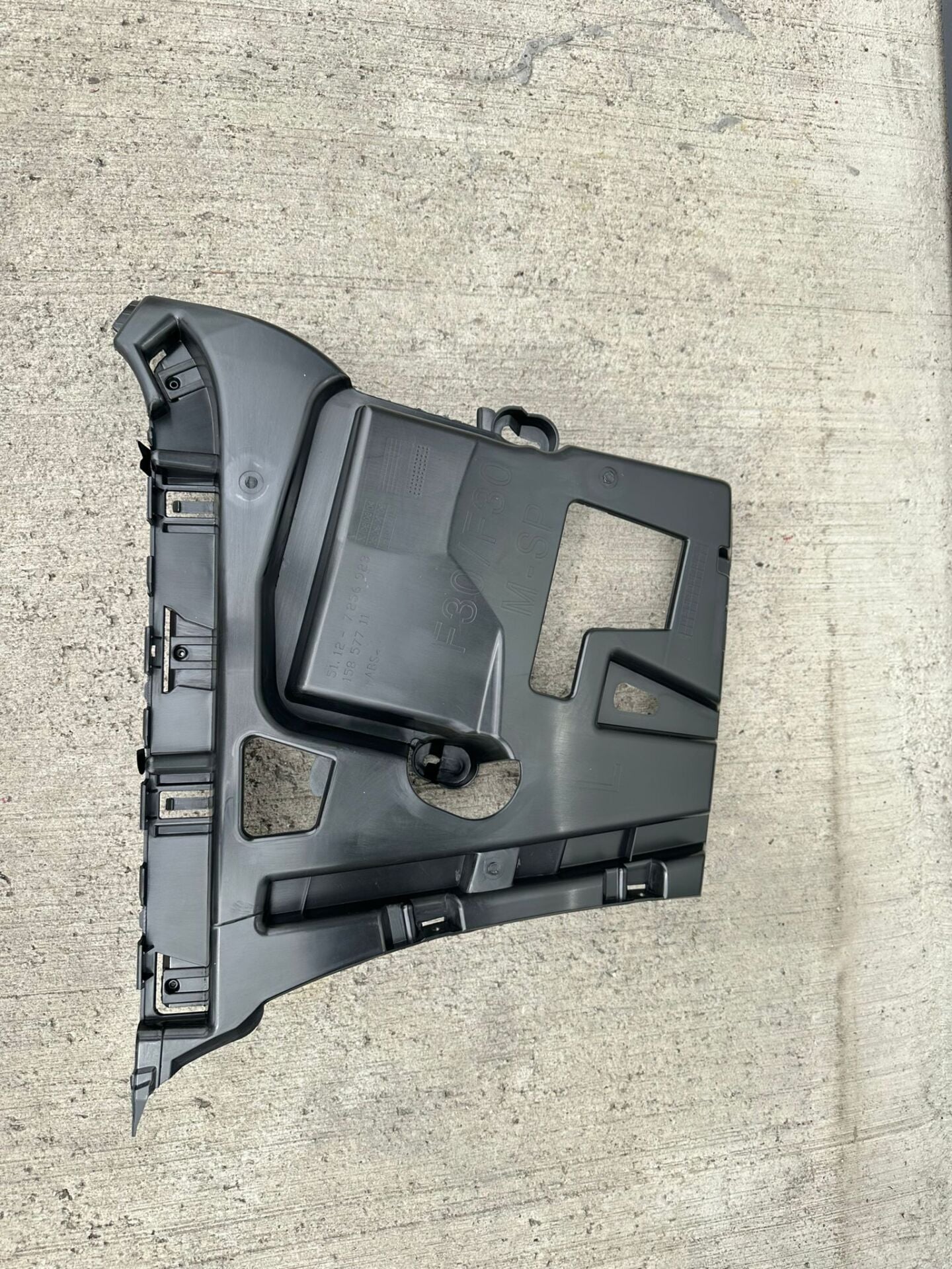 BMW 3 SERİSİ ARKA TAMPON BRAKETİ - L - F30.LCI YAN SANAYİ