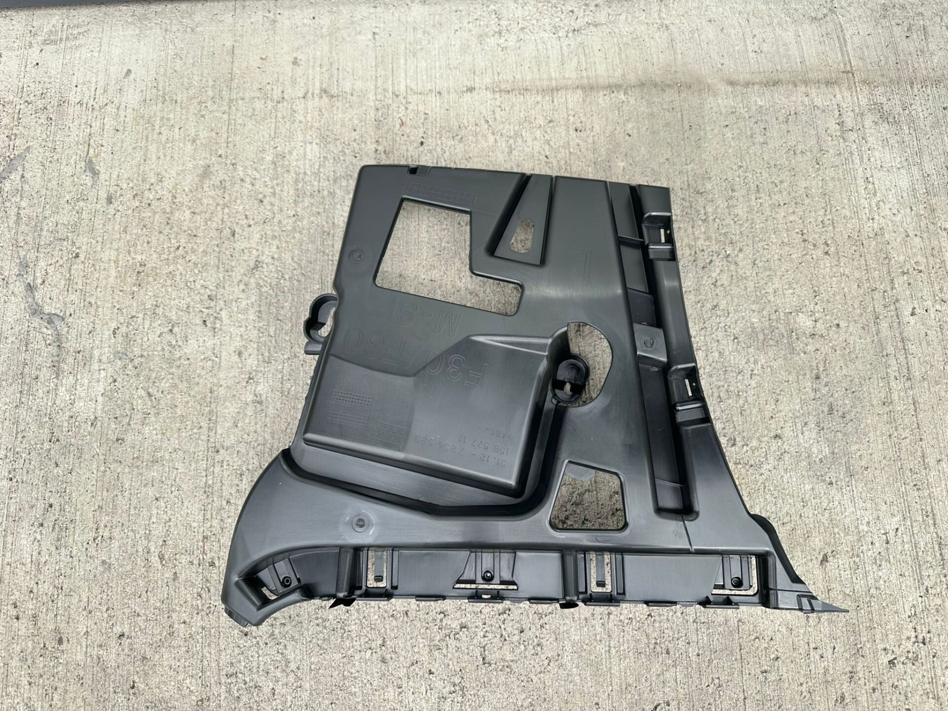 BMW 3 SERİSİ ARKA TAMPON BRAKETİ - L - F30.LCI YAN SANAYİ