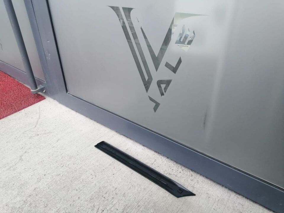 BMW 3 SERİSİ ARKA ÇAMURLUK ÇITASI  - R - M - E36/2 YAN SANAYİ